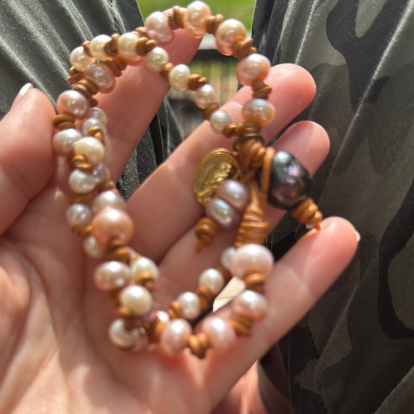 Elegant Pearl Bracelet with Gold Accents - Picture 1 of 7